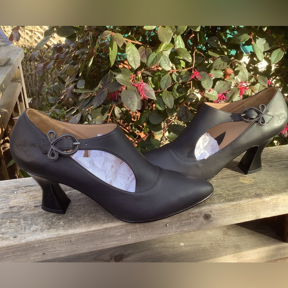 JOHN FLUEVOG BLACK size 7.5 side buckle heel